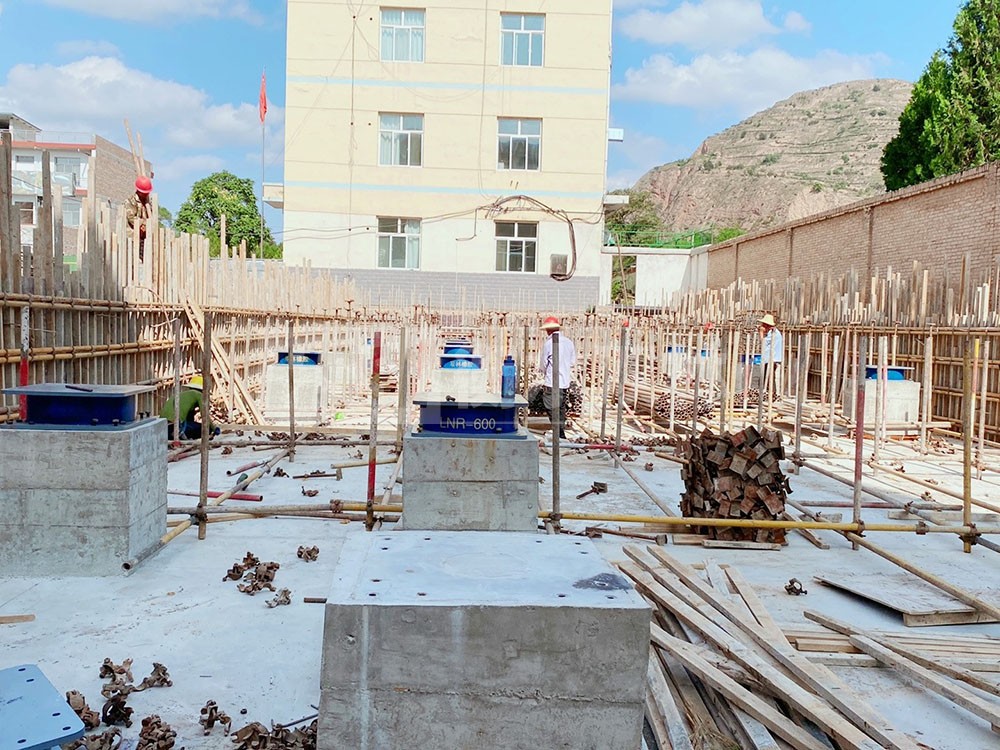 建筑高阻尼變剛度支座 HDR700高阻尼隔震支座廠家 LRB1200隔震支座廠家